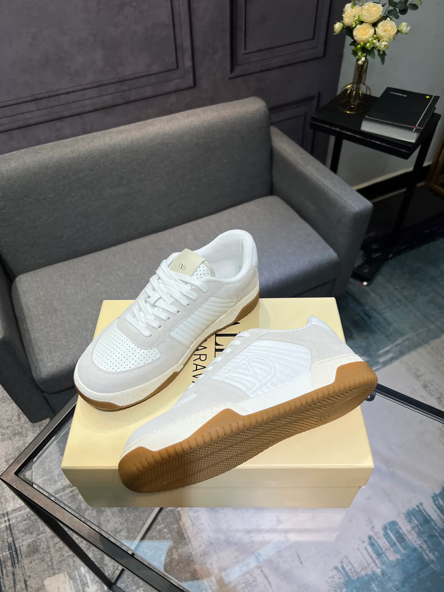 Men's shoes 💰720 VALENTINO Valentino 2025 popular casual sports shoes! 👍Fabric: Original custom punched + full-grain cowhide 👍Feet: cowhide + V-mark special injection insole (original 1:1) 👍Outsole: TPR+raw rubber combination wear-resistant outsole 👍Packaging: original beige full set of noble counter packaging 👍Code number: women's 35-41, men's 38-45 women's 40.41 men's 45.46 customized